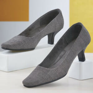 Aerosoles The Aerosole comfort starts from the bottom up, and you will always know an Aerosoles shoe by their unique Diamond flex sole found on every pair. The design absorbs impact and disperses pressure with every step. These diamonds are designed to work like tiny shock absorbers. They soak up impact from the harsh ground. Eliminate friction – for a smooth, comfortable stride.