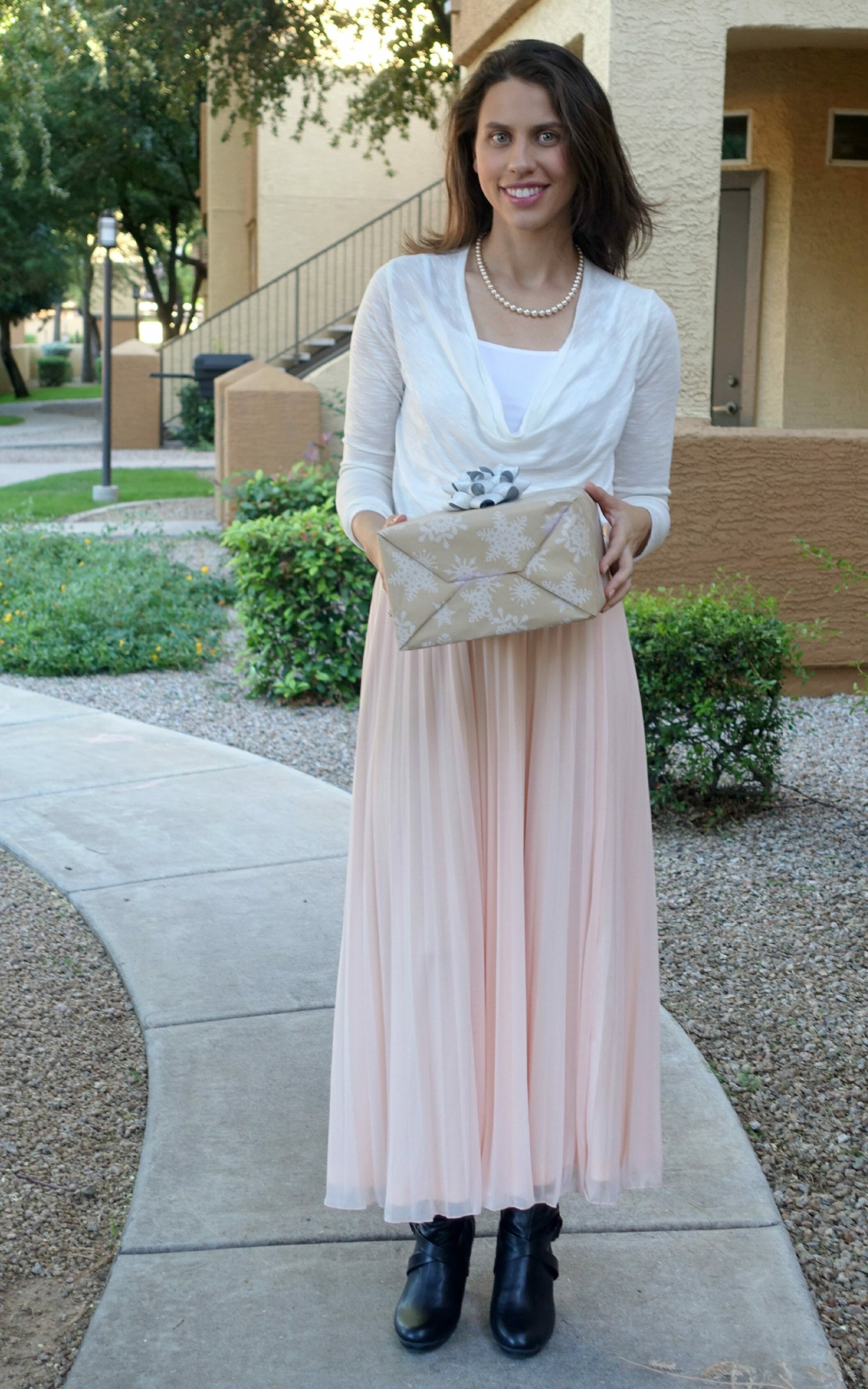 Blogger wearing a Monroe and Main skirt 